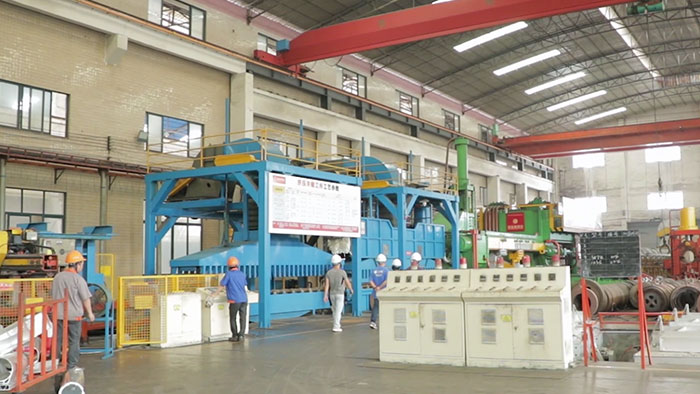 Aluminum extruding machine